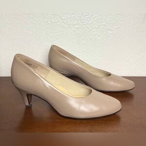 Vintage Taupe “The Body Shoe” Leather Pump
